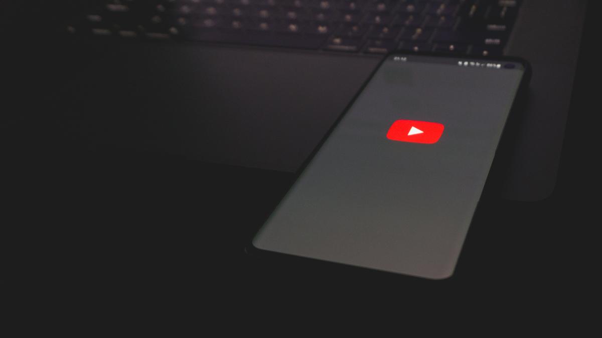 Using YouTube Shorts to grow your channel (Unsplash/Azamat E)